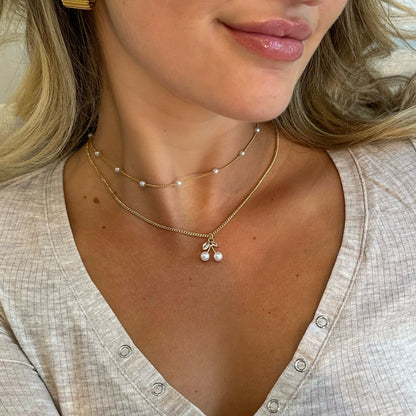 Collar con colgante de chica enamorada - Joyería delicada y romántica