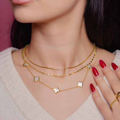 Collar con amuleto de buena suerte