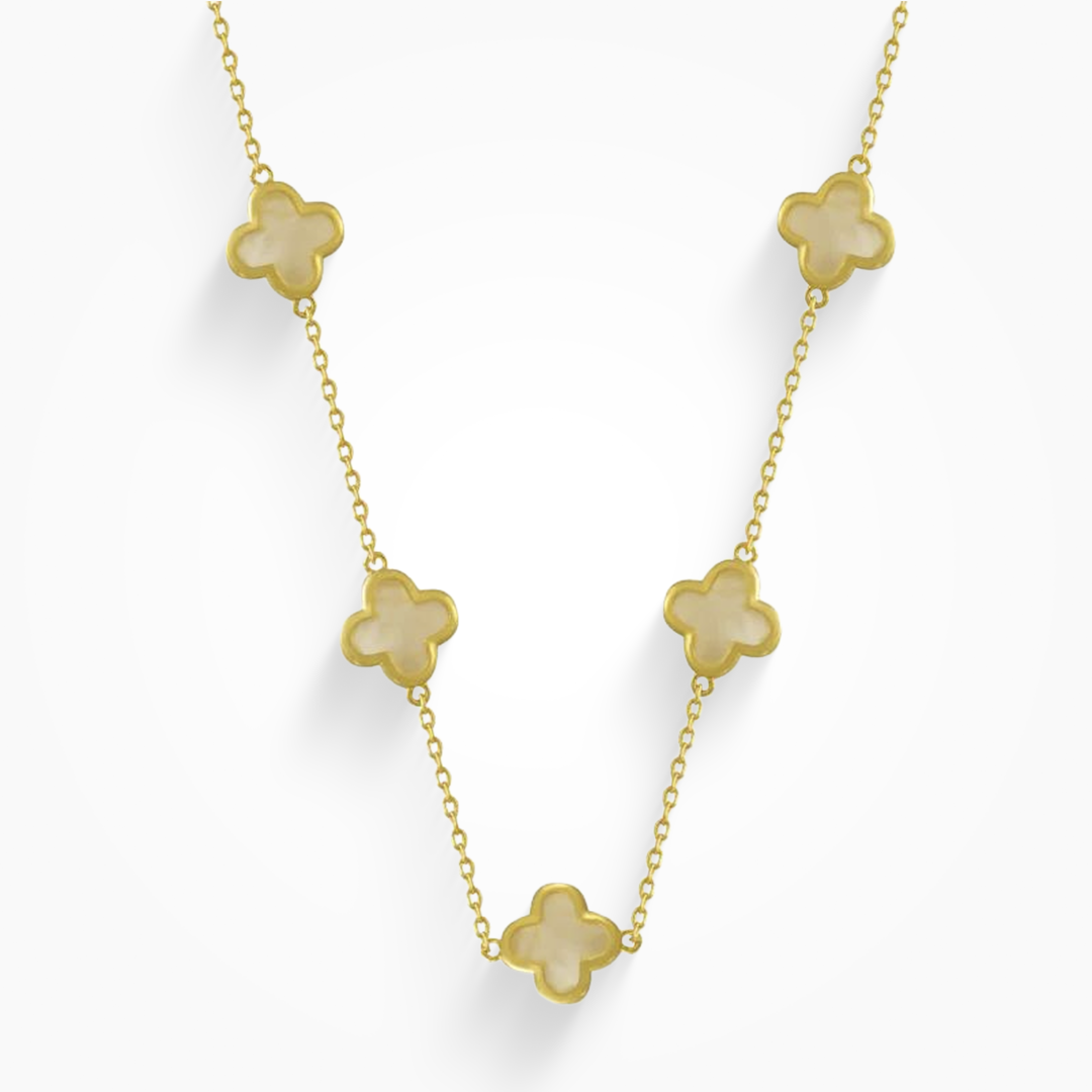 Collar con amuleto de buena suerte