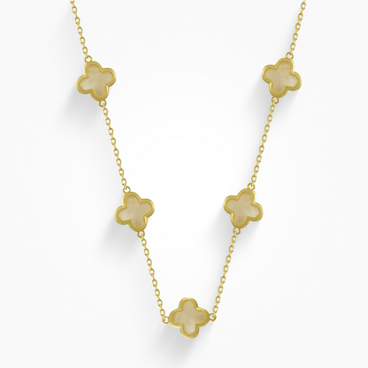 Collar con amuleto de buena suerte