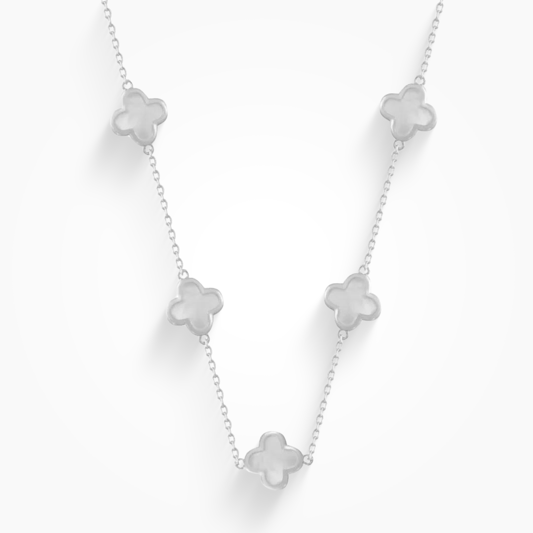Collar con amuleto de buena suerte