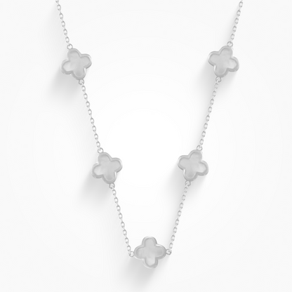 Collar con amuleto de buena suerte
