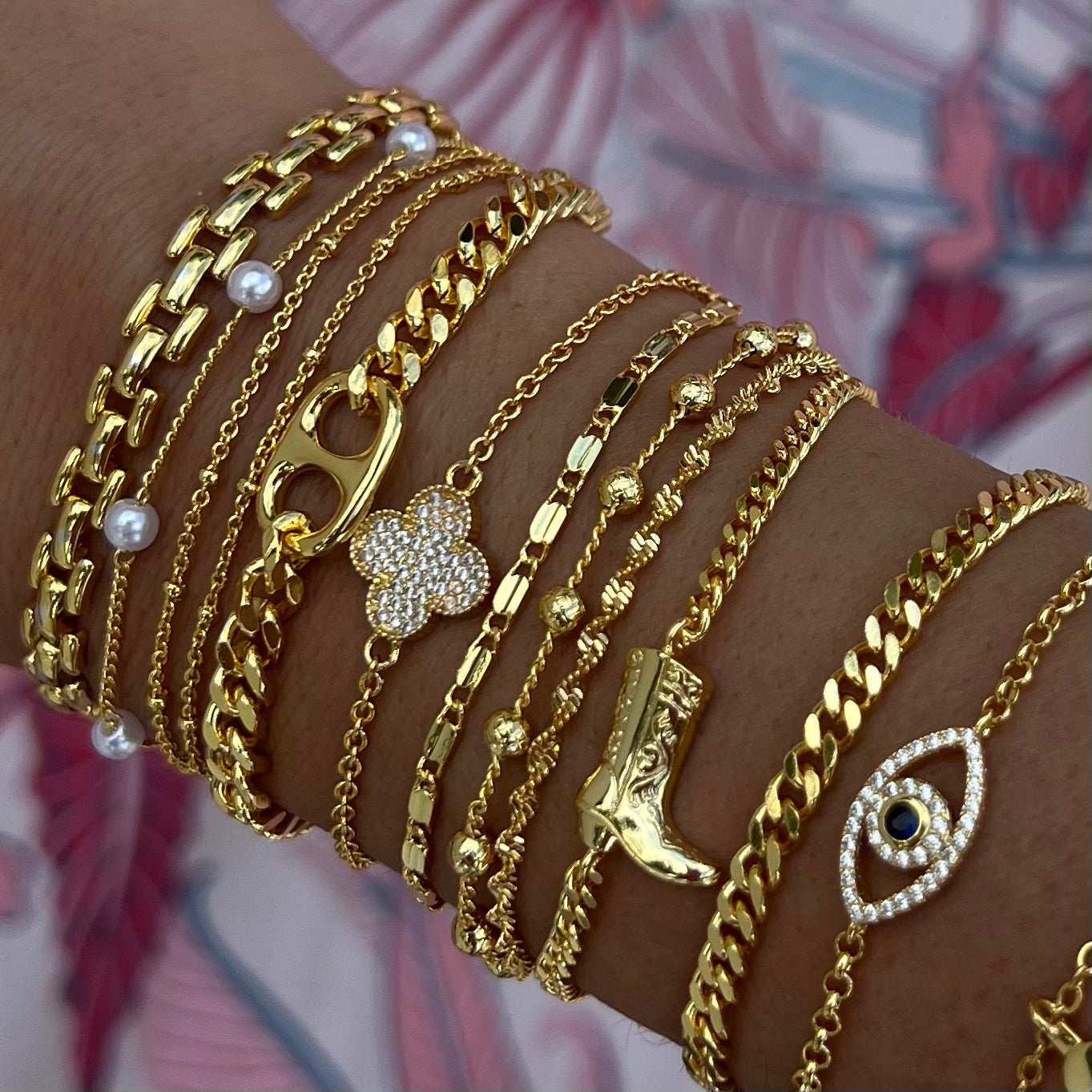 Pulsera con dijes de corazón para chica enamorada
