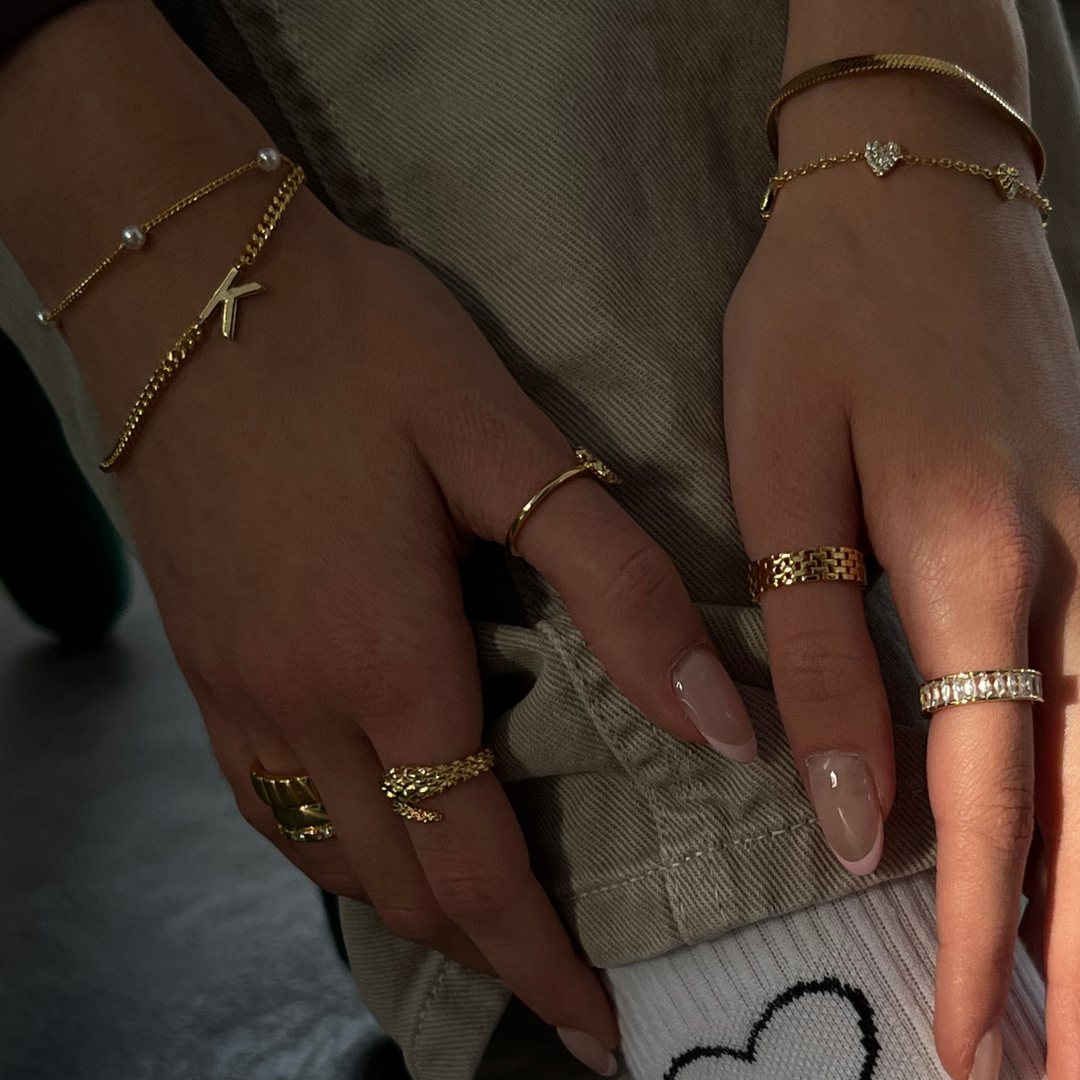 Pulsera con dijes de corazón para chica enamorada