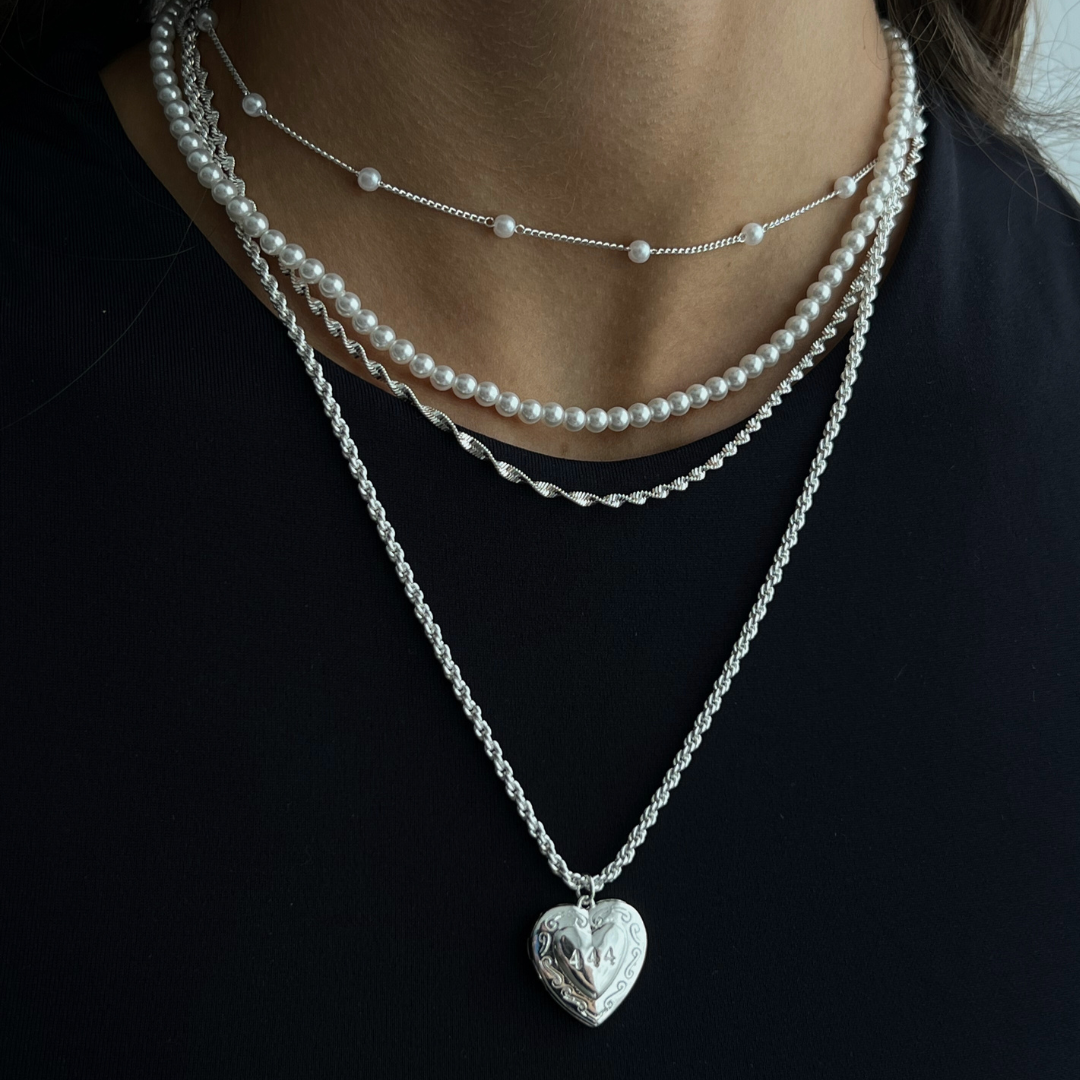 Collar con colgante de chica enamorada - Joyería delicada y romántica