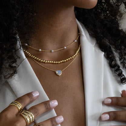 Collar con colgante de chica enamorada - Joyería delicada y romántica