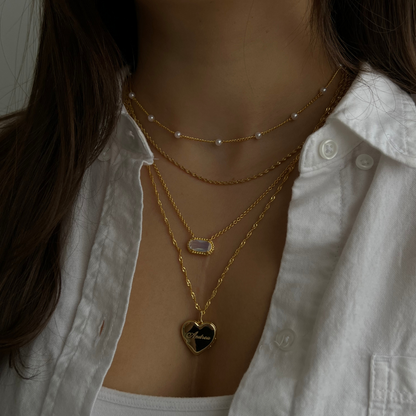 Collar con colgante de chica enamorada - Joyería delicada y romántica