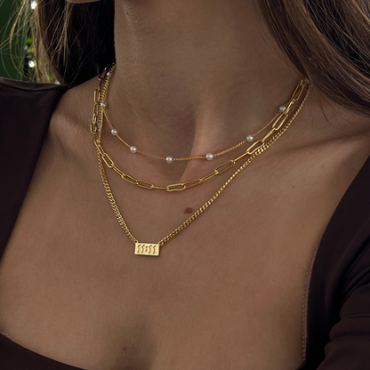 Collar con colgante de chica enamorada - Joyería delicada y romántica