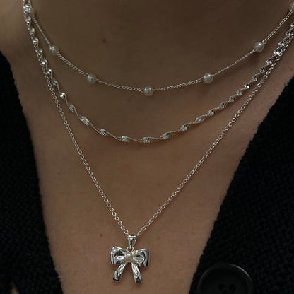 Collar con colgante de chica enamorada - Joyería delicada y romántica