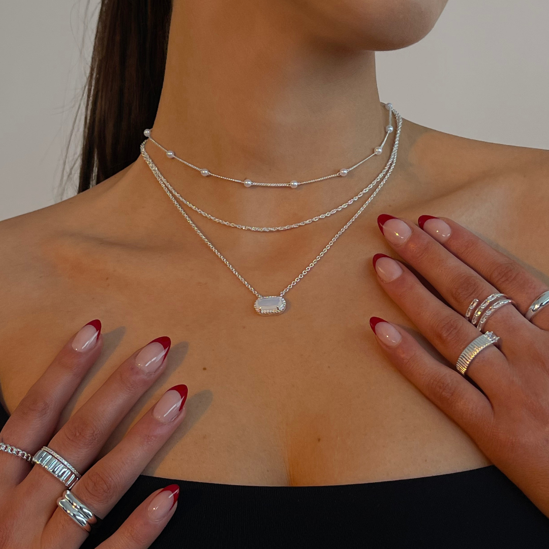 Collar con colgante de chica enamorada - Joyería delicada y romántica