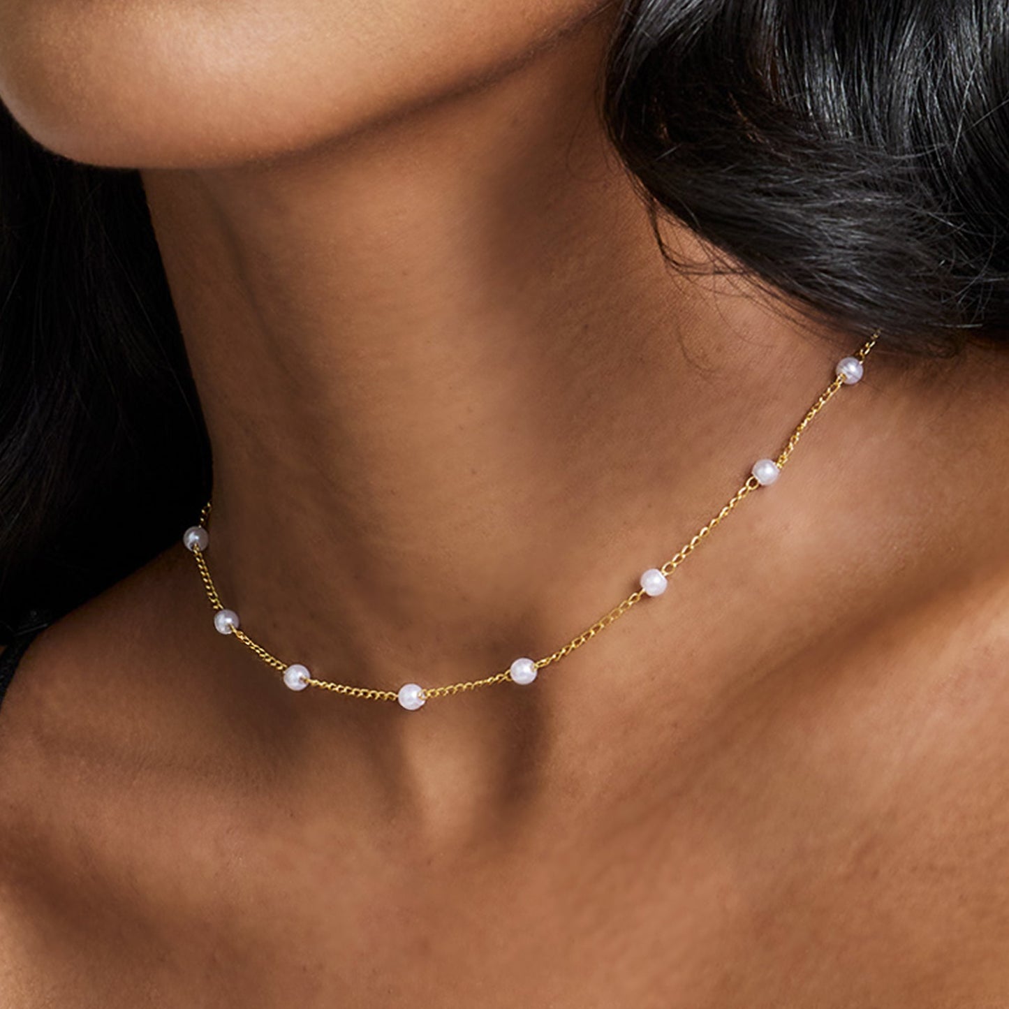 Collar con colgante de chica enamorada - Joyería delicada y romántica