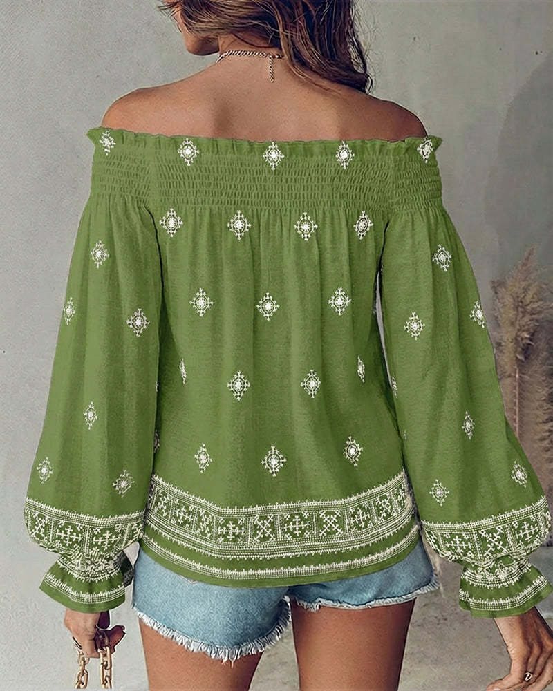 Blusa vintage con estampado tribal, fruncida, hombro descubierto, puños acampanados, casual bohemio con volantes