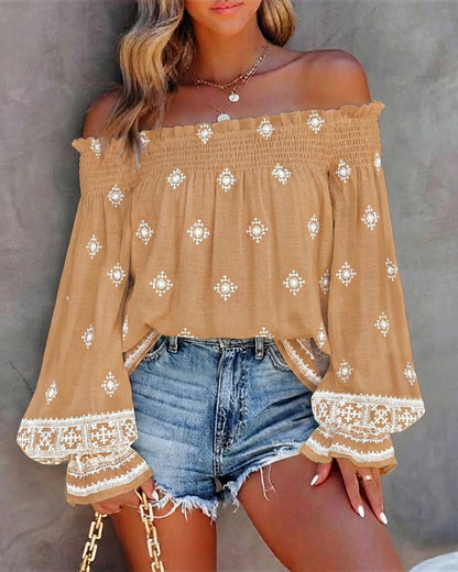 Blusa vintage con estampado tribal, fruncida, hombro descubierto, puños acampanados, casual bohemio con volantes