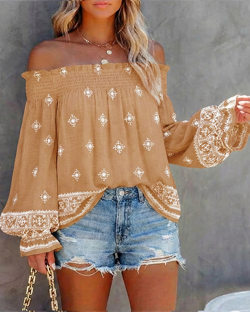 Blusa vintage con estampado tribal, fruncida, hombro descubierto, puños acampanados, casual bohemio con volantes