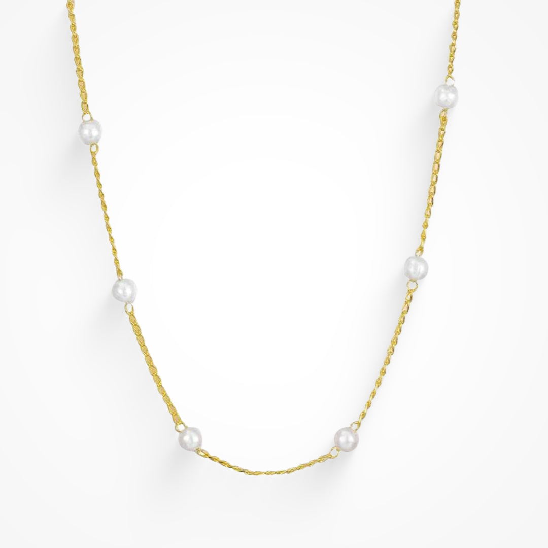 Collar con colgante de chica enamorada - Joyería delicada y romántica