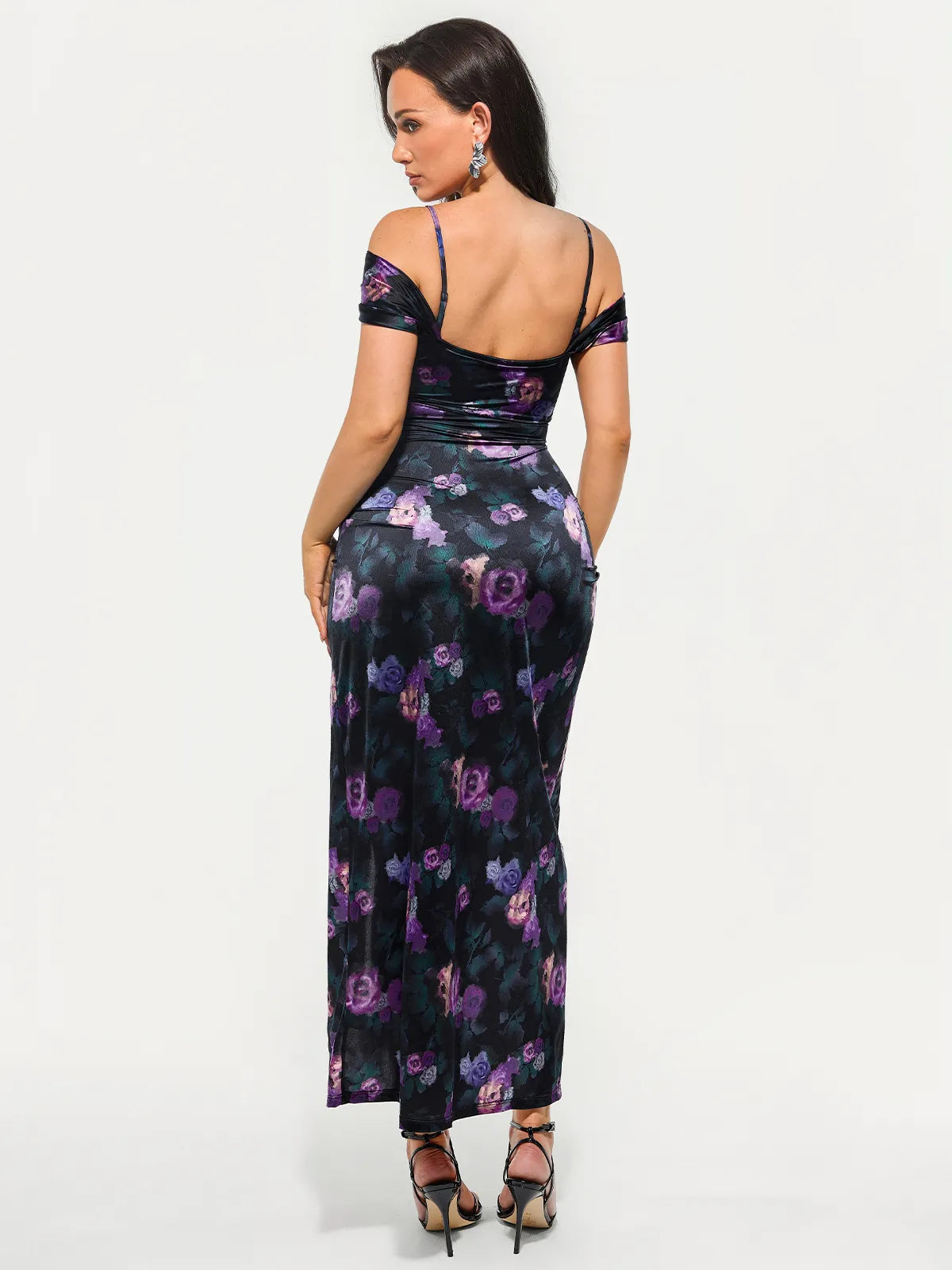 Vestido maxi moldeador de hombros descubiertos, brillante y con frunces